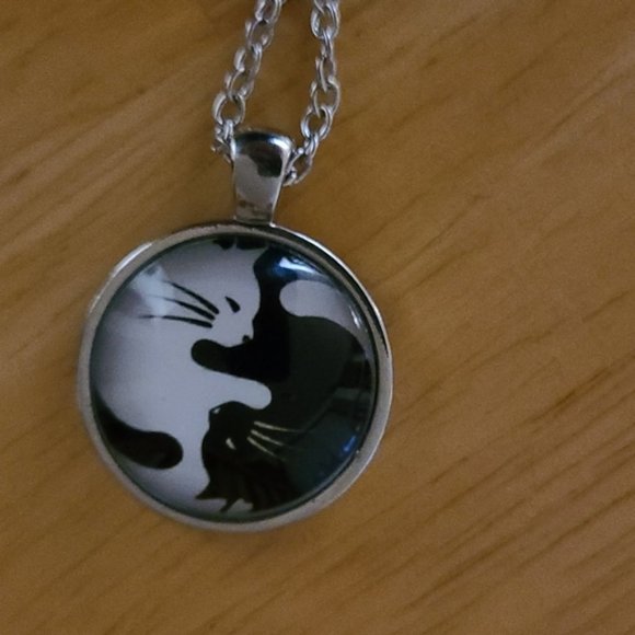 Ying & Yang Cat Pendant - Picture 3 of 8